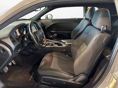 Used 2017 Dodge Challenger R/T image 9