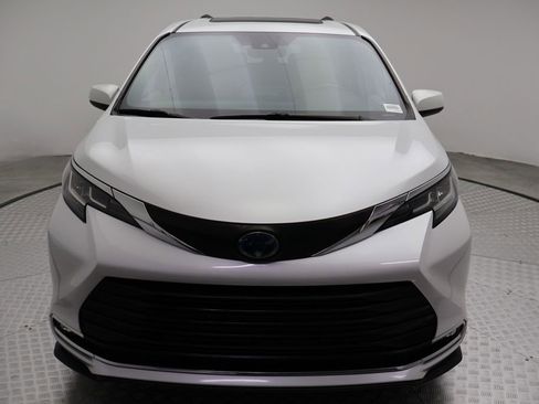 Used 2022 Toyota Sienna XLE FWD image 5