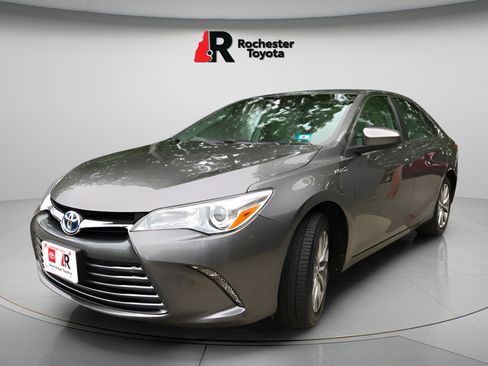 Certified 2017 Toyota Camry XLE FWD image 4