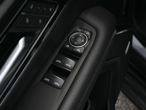 Used 2025 GMC Yukon Denali AWD/4WD image 15