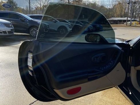 Used 2004 Chevrolet Corvette Convertible w/ Preferred Equipment Group image 11