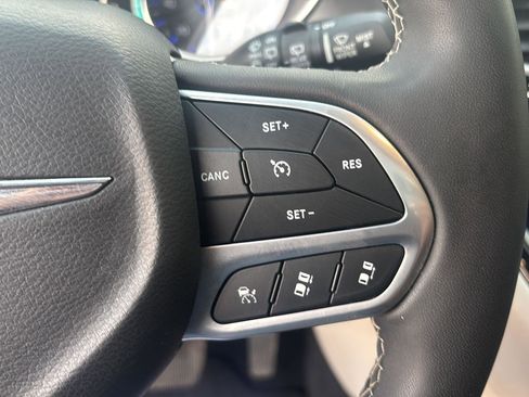 Used 2023 Chrysler Pacifica Touring-L image 13