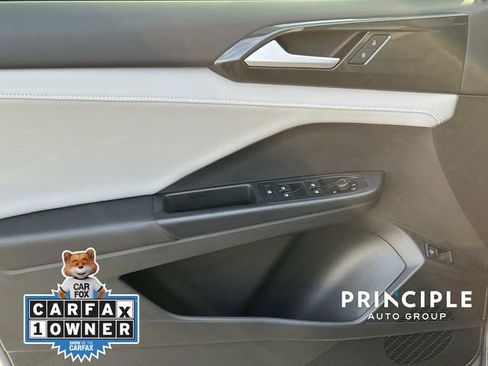 Used 2022 Volkswagen Taos SEL w/ Panoramic Sunroof Package image 11