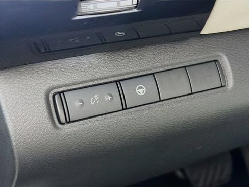 Used 2022 Nissan Pathfinder SV AWD/4WD image 15