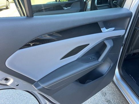 New 2025 Volkswagen Tiguan SE image 12