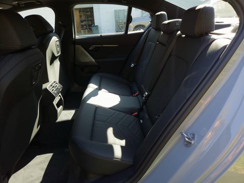 New 2026 BMW 550e xDrive image 18