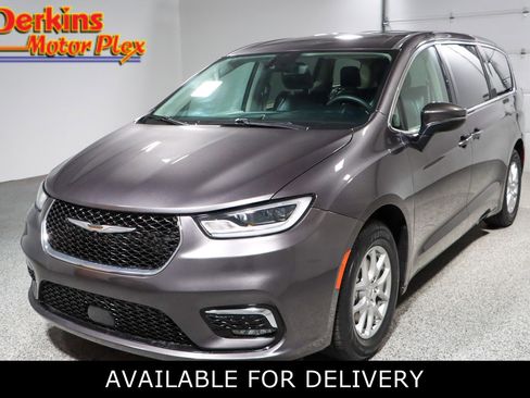 Used 2023 Chrysler Pacifica Touring-L image 1