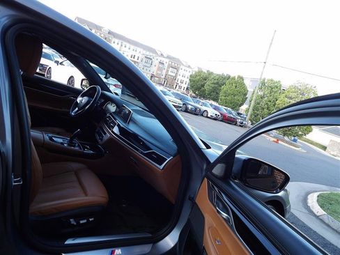 Used 2018 BMW 750i w/ Executive Package RWD image 11