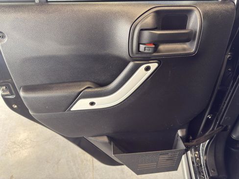 Used 2015 Jeep Wrangler Unlimited Sahara image 26