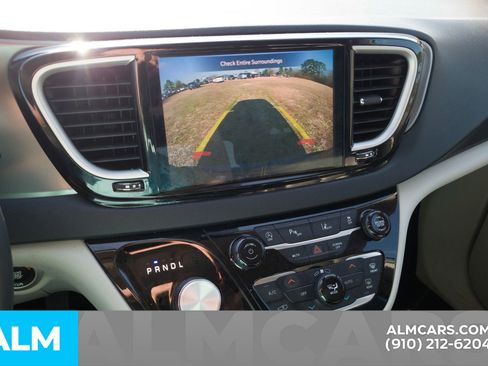 Used 2023 Chrysler Pacifica Touring-L image 9