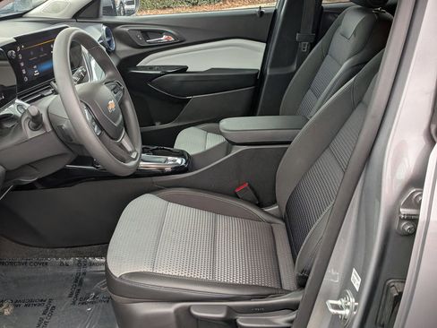 Used 2025 Chevrolet Trax LT image 16