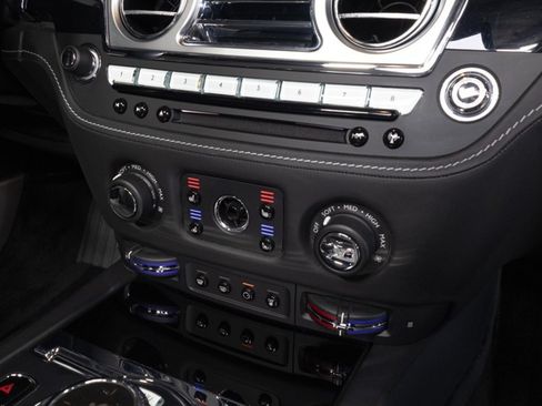 Used 2019 Rolls-Royce Dawn RWD image 57