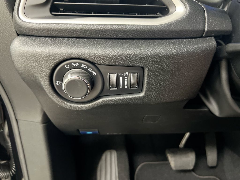 New 2027 Chrysler Pacifica Select w/ Family Tech Group AWD/4WD image 19