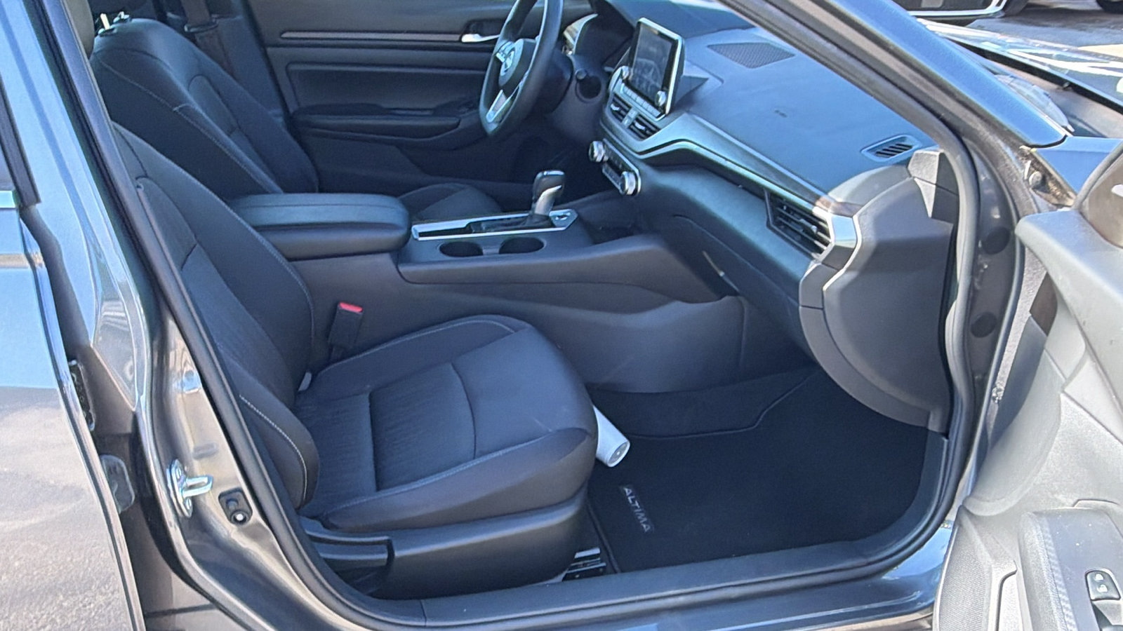 Used 2025 Nissan Altima 2.5 SV FWD image 19