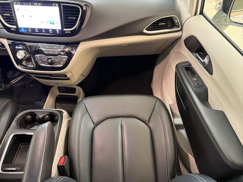 Used 2024 Chrysler Pacifica Touring-L FWD image 27