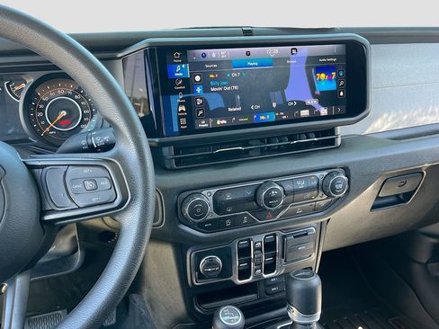 Used 2025 Jeep Gladiator Sport image 14