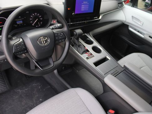 Used 2026 Toyota Sienna LE FWD image 22