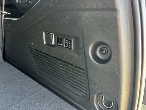 Used 2023 Chevrolet Suburban Premier image 19