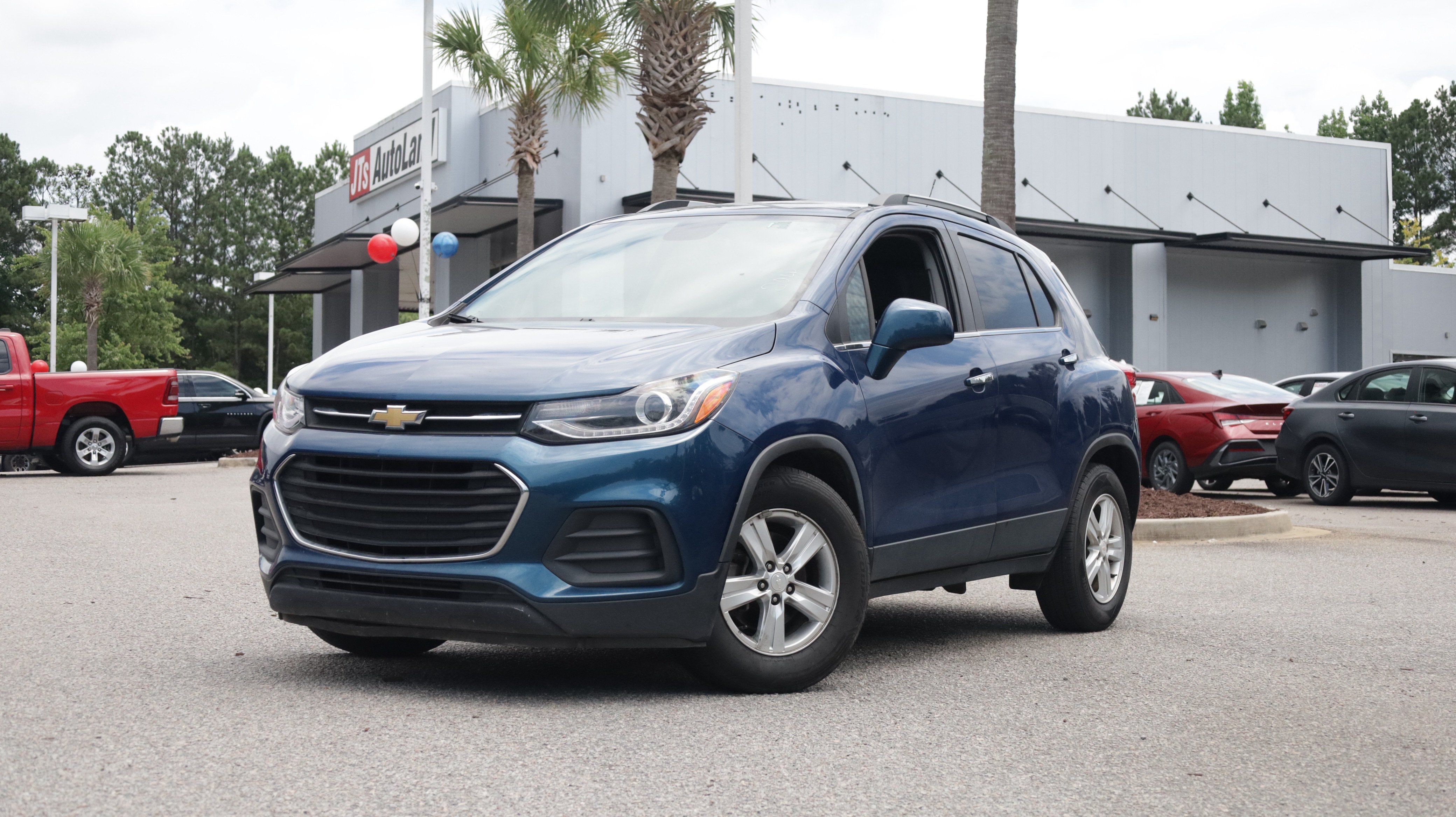 Used 2020 Chevrolet Trax LT w/ LT Convenience Package FWD image 1