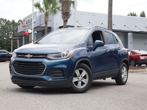 Used 2020 Chevrolet Trax LT w/ LT Convenience Package FWD image 1