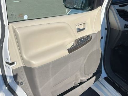 Used 2018 Toyota Sienna XLE w/ XLE Navigation Package image 9