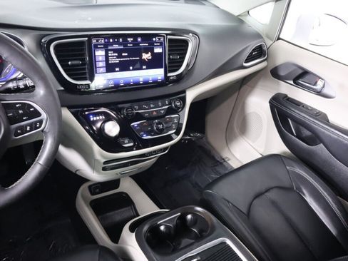 Used 2022 Chrysler Pacifica Touring-L w/ Uconnect Theater Family Group FWD image 31