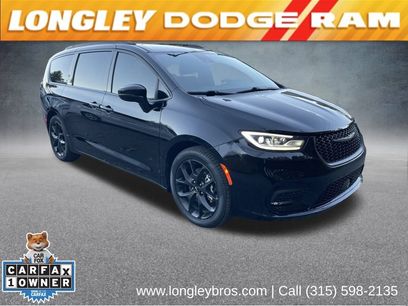 Used 2024 Chrysler Pacifica Touring-L w/ Uconnect Theater Family Group