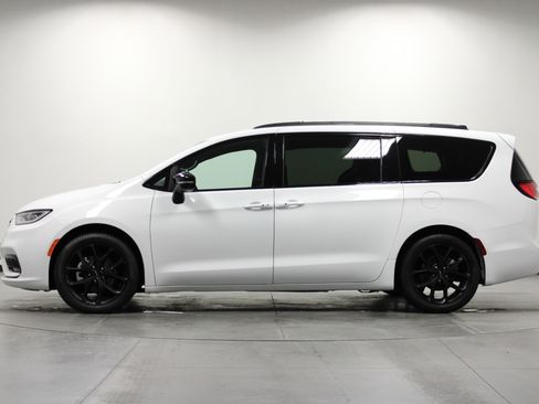 Used 2025 Chrysler Pacifica Limited image 7