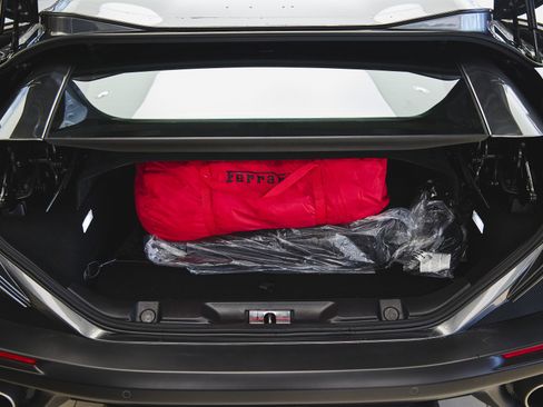 Used 2019 Ferrari Portofino image 16