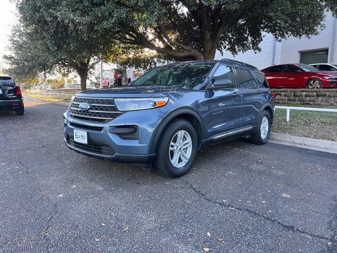 Used 2021 Ford Explorer XLT image 3
