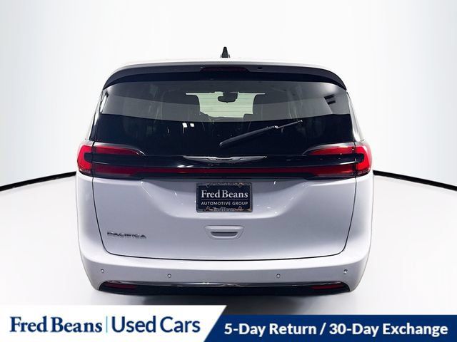 Used 2023 Chrysler Pacifica Touring-L FWD image 7
