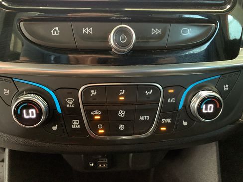 Used 2023 Chevrolet Traverse Premier FWD image 26