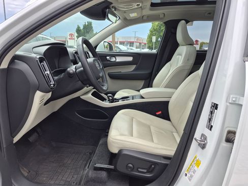 Used 2022 Volvo XC40 T5 Momentum AWD/4WD image 16