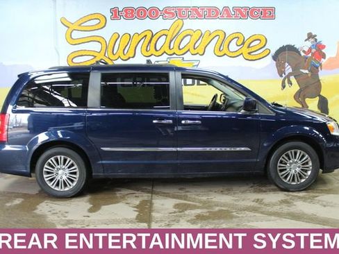 Used 2016 Chrysler Town & Country Touring w/ Driver Convenience Group image 1