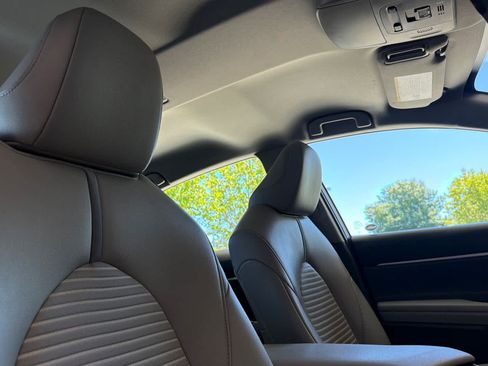 Used 2019 Toyota Camry SE FWD image 16