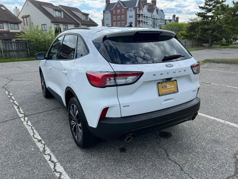 Used 2022 Ford Escape SE w/ SE Sport Appearance Package AWD/4WD image 8