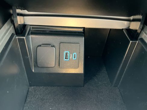 Used 2022 Ford Explorer XLT w/ Equipment Group 202A AWD/4WD image 30