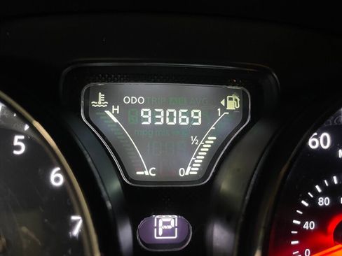 Used 2016 Nissan Versa SV image 9