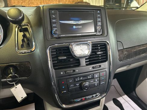 Used 2015 Chrysler Town & Country Touring FWD image 9