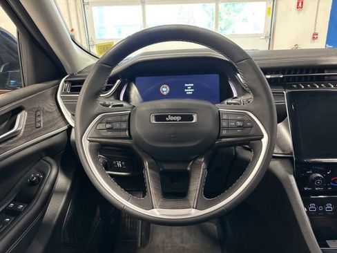 Used 2023 Jeep Grand Cherokee Limited w/ Black Appearance Package AWD/4WD image 14