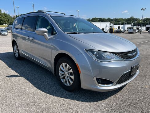 Used 2017 Chrysler Pacifica Touring-L FWD image 3