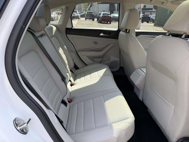 Used 2024 Volkswagen Jetta SE w/ Panoramic Sunroof Package FWD image 11