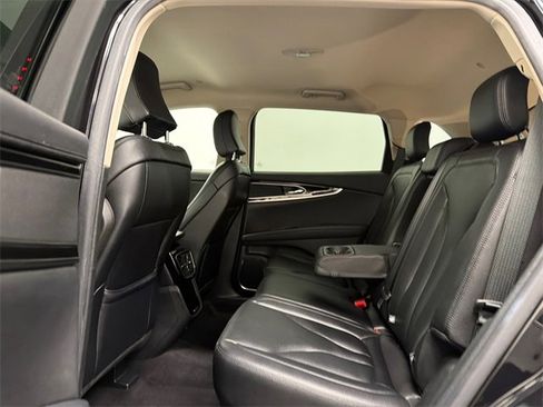 Used 2022 Lincoln Nautilus FWD w/ Premium Package image 17