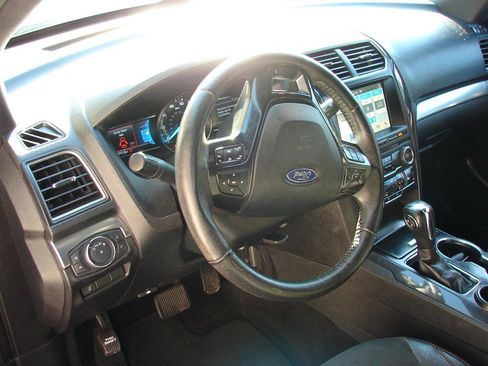 Used 2018 Ford Explorer XLT w/ Equipment Group 202A image 8