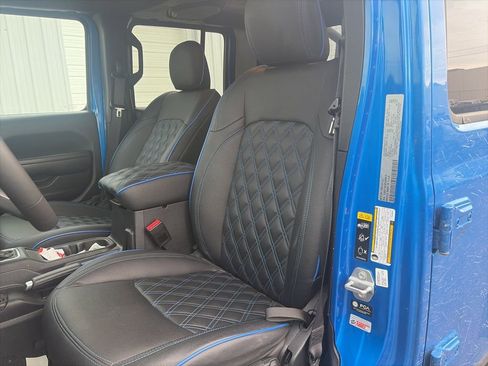 Used 2023 Jeep Gladiator Sport image 11