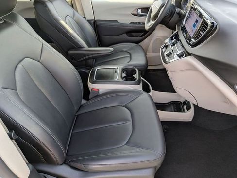 Used 2024 Chrysler Pacifica Touring-L image 28