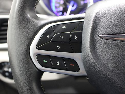 Used 2024 Chrysler Pacifica Touring-L FWD image 11
