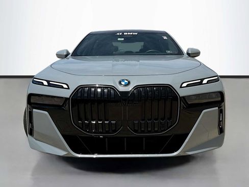 Used 2025 BMW 740i xDrive w/ Premium Package AWD/4WD image 2