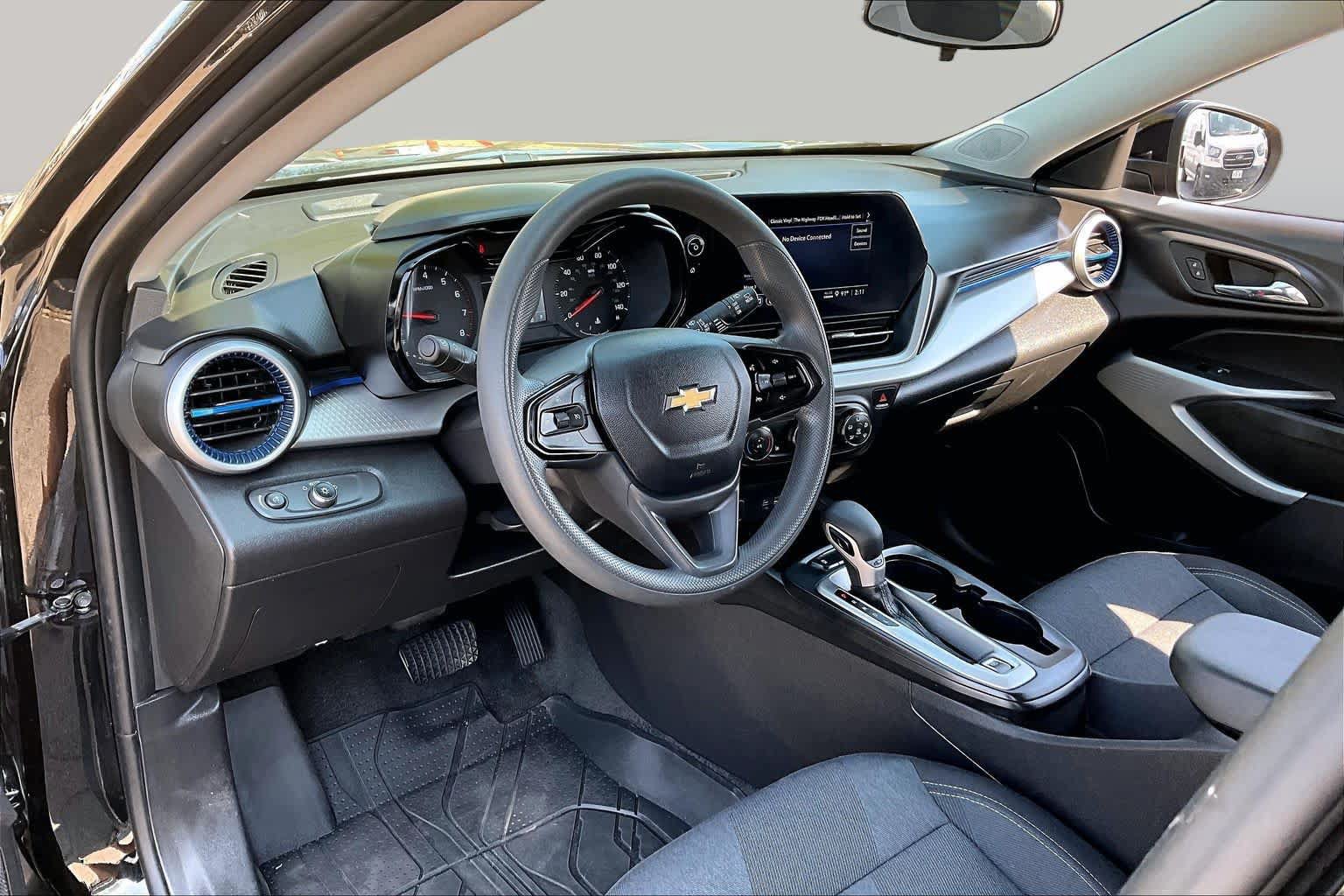 Used 2025 Chevrolet Trax LS w/ LS Convenience Package FWD image 16