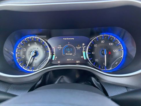 Used 2025 Chrysler Pacifica Select image 11